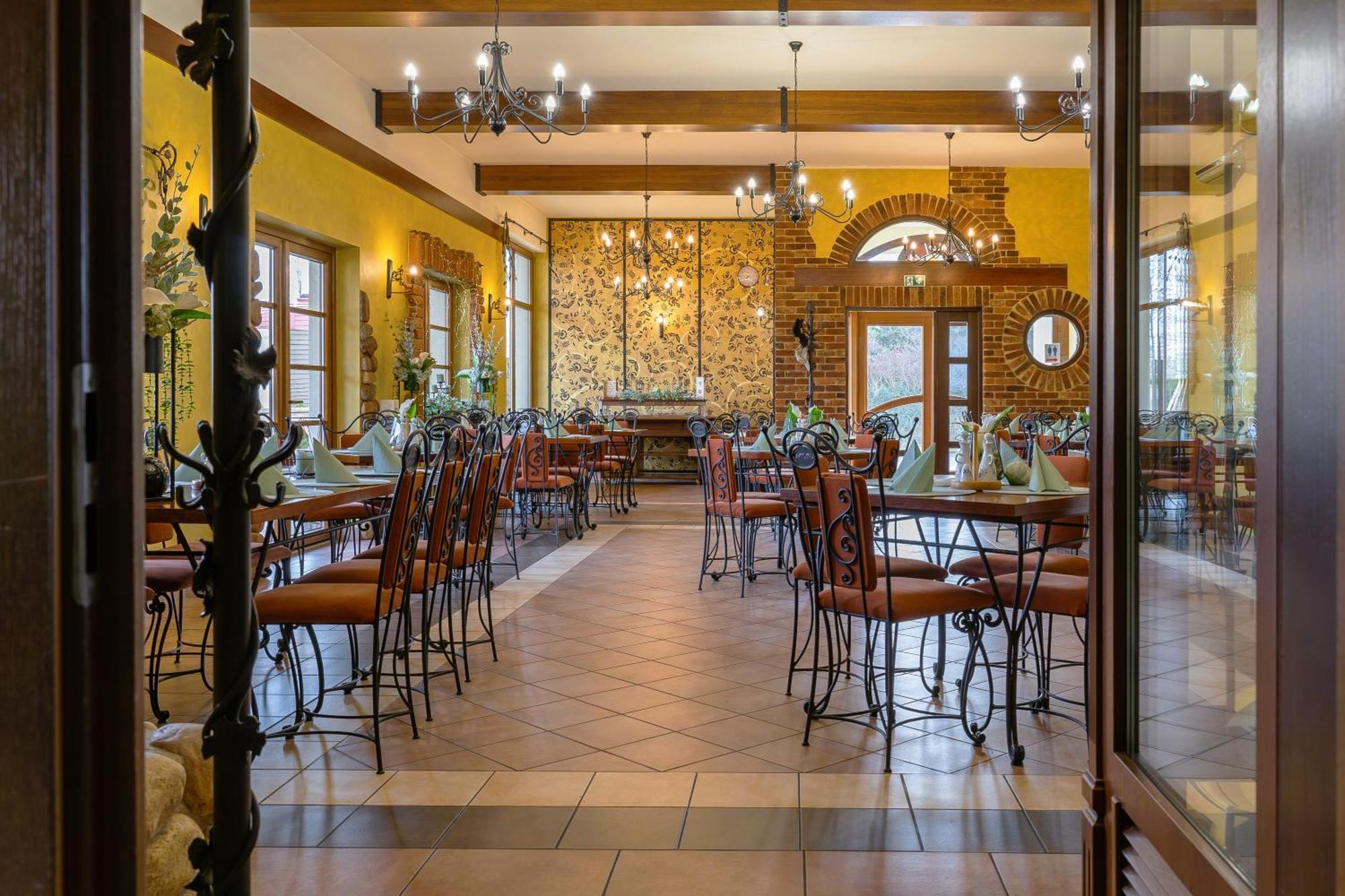 Zlota Jesien Restauracja I Noclegi Nad Jeziorem คาร์ตูซือ ภายนอก รูปภาพ